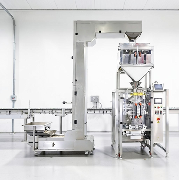 Industrial vertical form fill seal machine with four head weigher and vacuum sealing